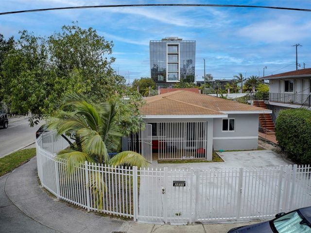 Продажа дома по адресу 3511 NW 1st Ave - фото 5273138