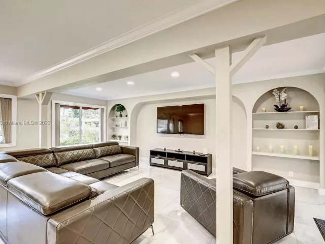 Дом в аренду по адресу 1020 N 13th Ter - фото 3375196