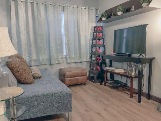 Дом в аренду по адресу 3682 SW 26th St 2 - фото 7517944