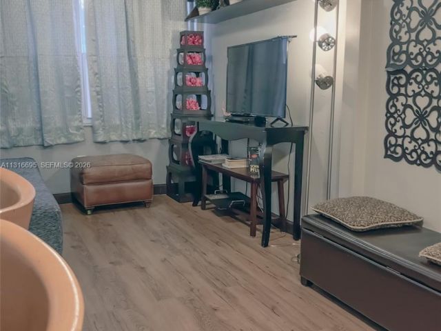 Дом в аренду по адресу 3682 SW 26th St 2 - фото 7517945