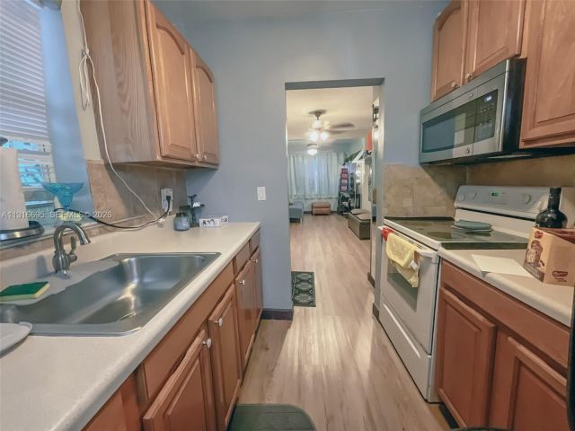 Дом в аренду по адресу 3682 SW 26th St 2 - фото 7517947