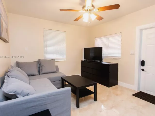 Дом в аренду по адресу 809 S 17th Ave - фото 3475241