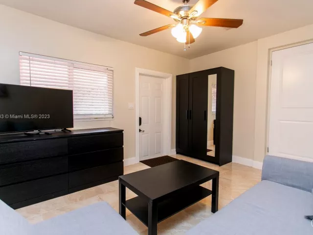 Дом в аренду по адресу 809 S 17th Ave - фото 3475240