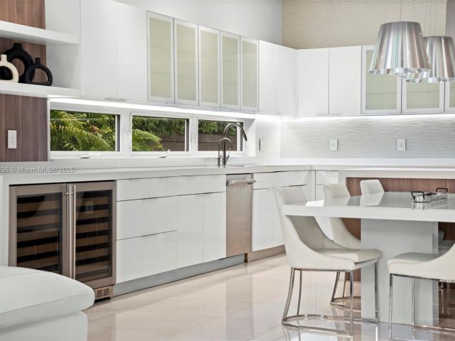 Продажа дома по адресу 7930 SW 52nd Ct - фото 7517796