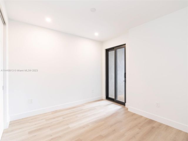 Продажа дома по адресу 1118 NE 10th Ave - фото 4362649