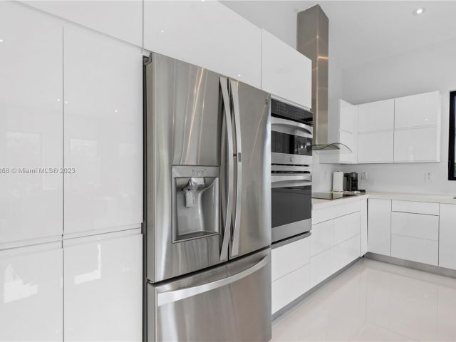 Продажа дома по адресу 525 SW 87th Ave - фото 4404394