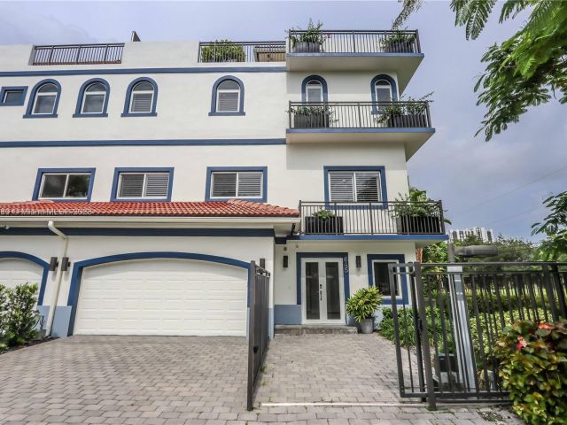 Продажа дома по адресу 645 NE 9th Ave D - фото 4634127