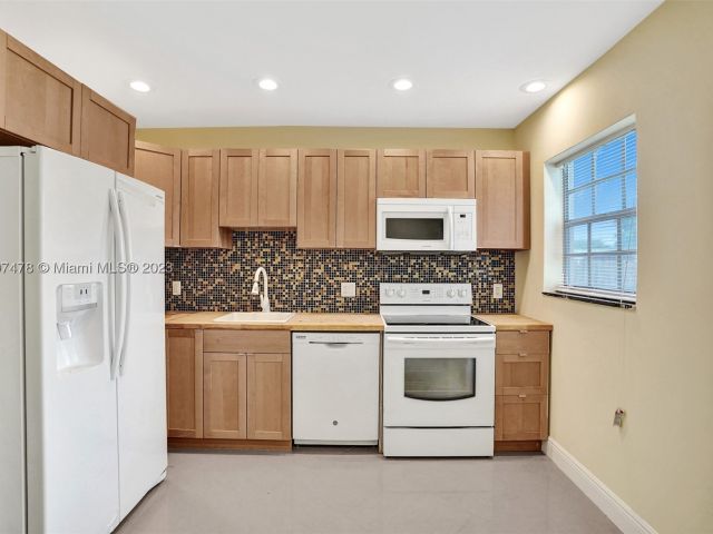 Продажа дома по адресу 210 N 72nd Ave - фото 8298876
