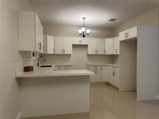 Продажа дома по адресу 224 SW 4th Ave - фото 5475933