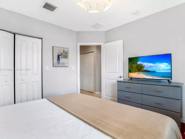 Дом в аренду по адресу 4710 NE 18th Ter - фото 4895886