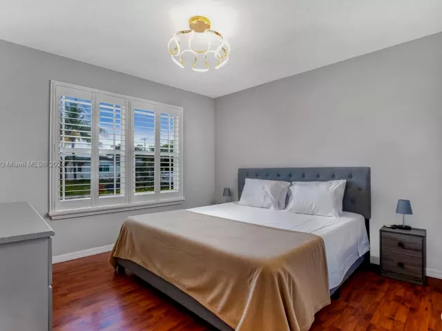 Дом в аренду по адресу 4710 NE 18th Ter - фото 4895887