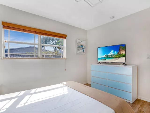 Дом в аренду по адресу 4710 NE 18th Ter - фото 4895888