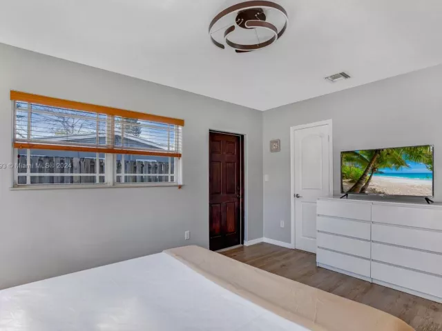 Дом в аренду по адресу 4710 NE 18th Ter - фото 4895890