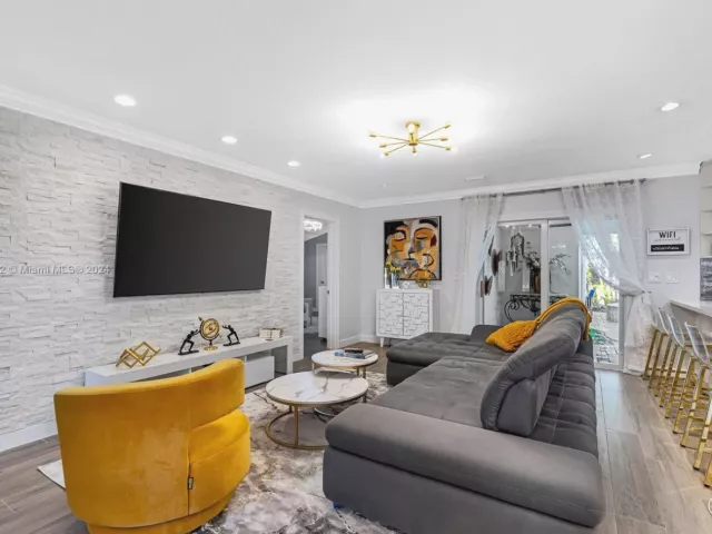 Дом в аренду по адресу 5801 NE 18th Ter - фото 4896023