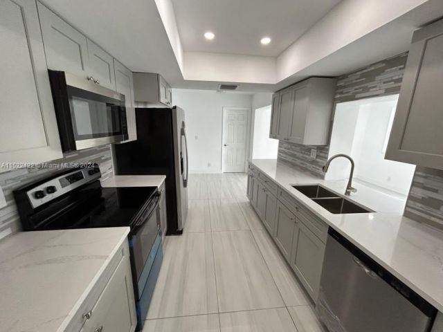 Продажа дома по адресу 801 S Highland Dr - фото 4918498