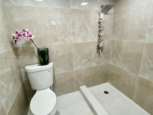 Продажа дома по адресу 1139 Venetia Ave - фото 5445939