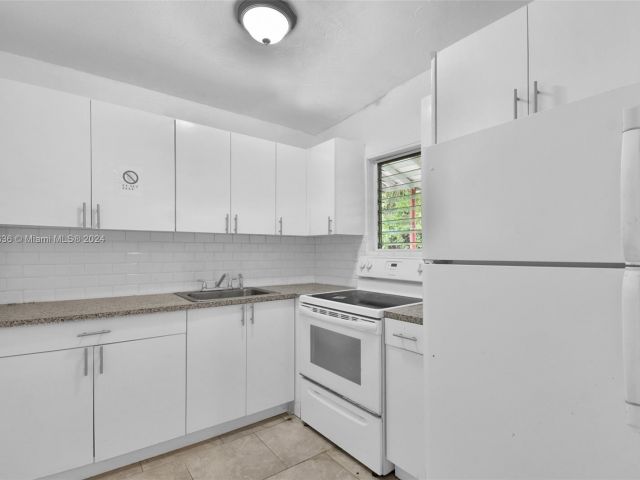 Продажа дома по адресу 353 NE 57th St - фото 4924555