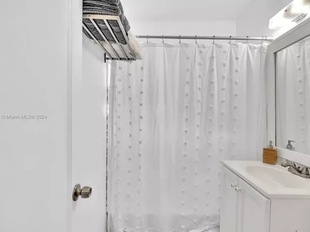 Продажа дома по адресу 1220 NE 128th St - фото 4959878