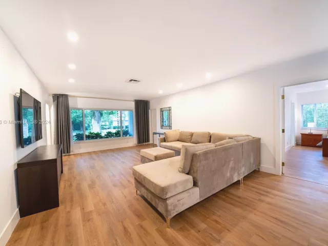 Дом в аренду по адресу 1310 Jackson St 1310 - фото 4971106