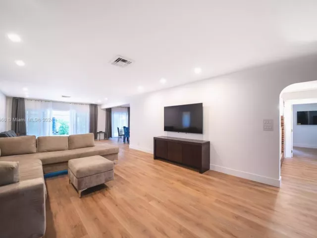 Дом в аренду по адресу 1310 Jackson St 1310 - фото 4971107