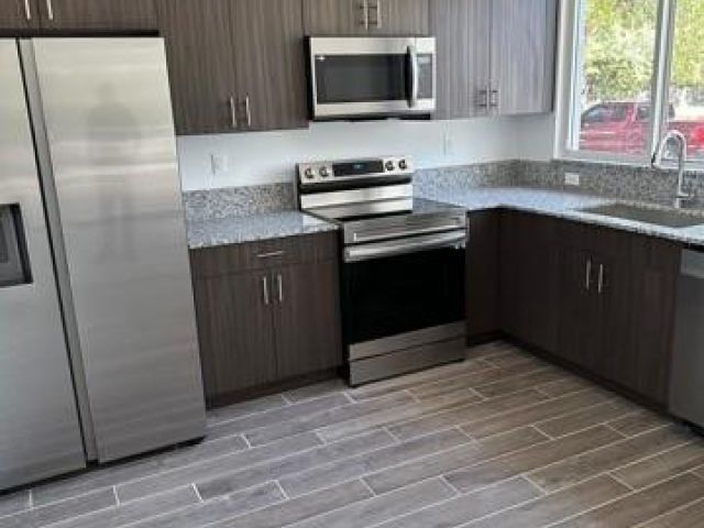 Продажа дома по адресу 404 SE 22nd St 3 - фото 5786480