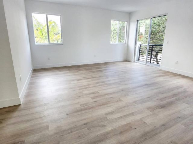 Продажа дома по адресу 404 SE 22nd St 3 - фото 5786481