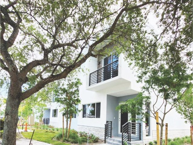 Продажа дома по адресу 404 SE 22nd St 3 - фото 5786487