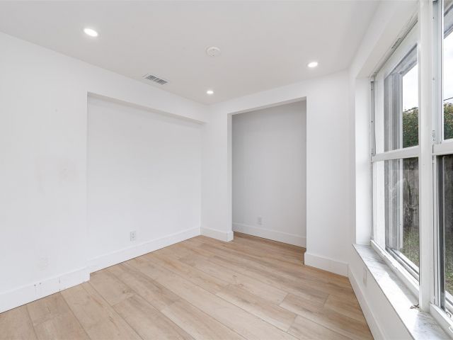 Продажа дома по адресу 798 NW 7th St - фото 5121739