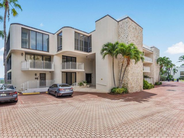 Продажа дома по адресу 2155 S Ocean Boulevard 7 - фото 5224779