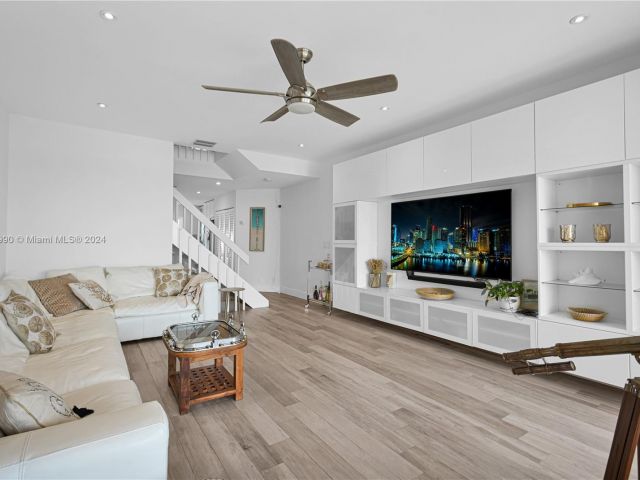 Продажа дома по адресу 4234 N Ocean Dr - фото 5365528