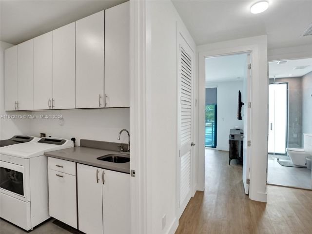 Продажа дома по адресу 925 NE 6th St - фото 5339497