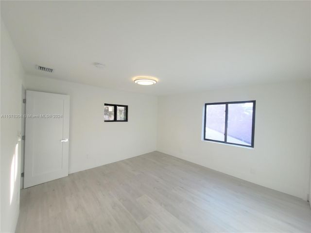 Продажа дома по адресу 535 NW 43rd St - фото 5340526