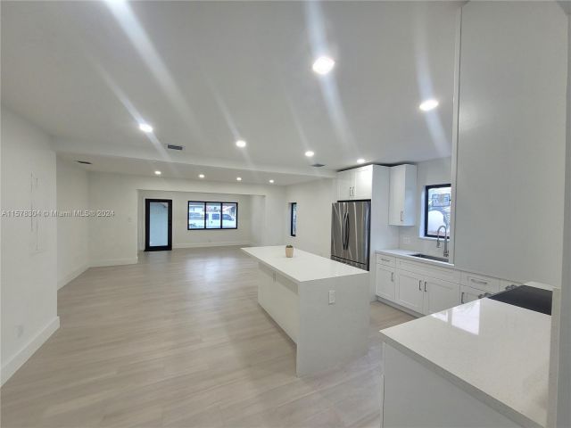 Продажа дома по адресу 535 NW 43rd St - фото 5340535