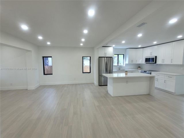 Продажа дома по адресу 535 NW 43rd St - фото 5340536