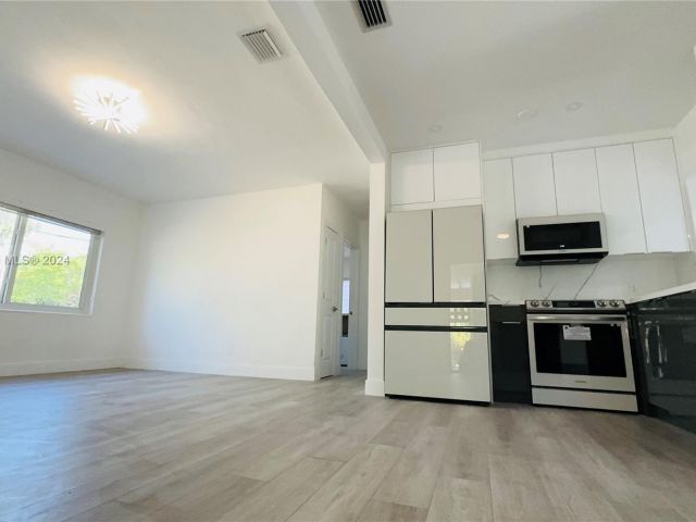 Продажа дома по адресу 12450 NW 15th Ave - фото 5347711