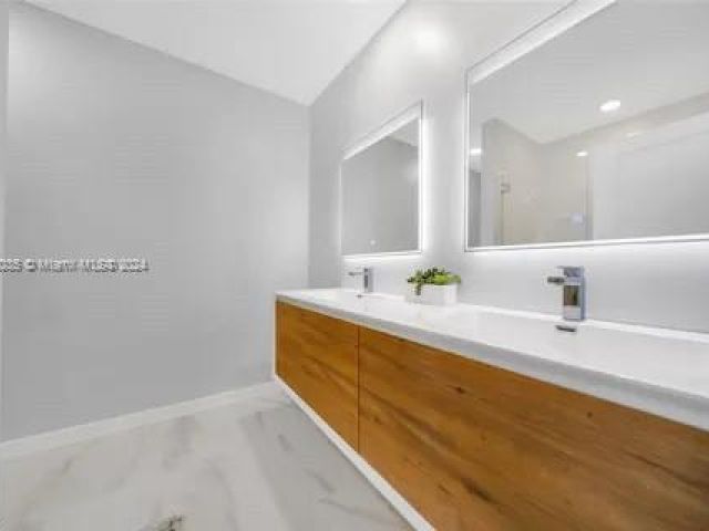 Продажа дома по адресу 545 NW 17th St - фото 5379532