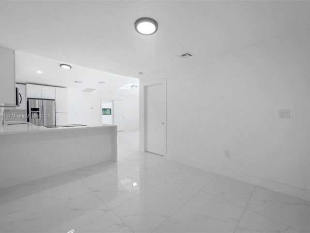 Продажа дома по адресу 13550 NW 5th Ave - фото 5378435