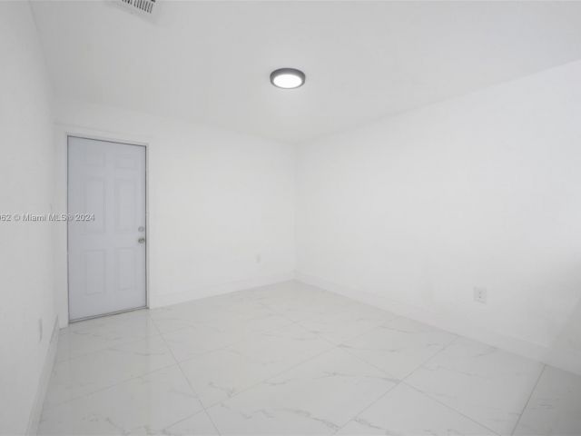 Продажа дома по адресу 13550 NW 5th Ave - фото 5378436