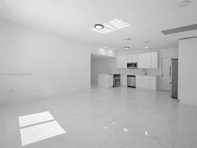 Продажа дома по адресу 13550 NW 5th Ave - фото 5378439