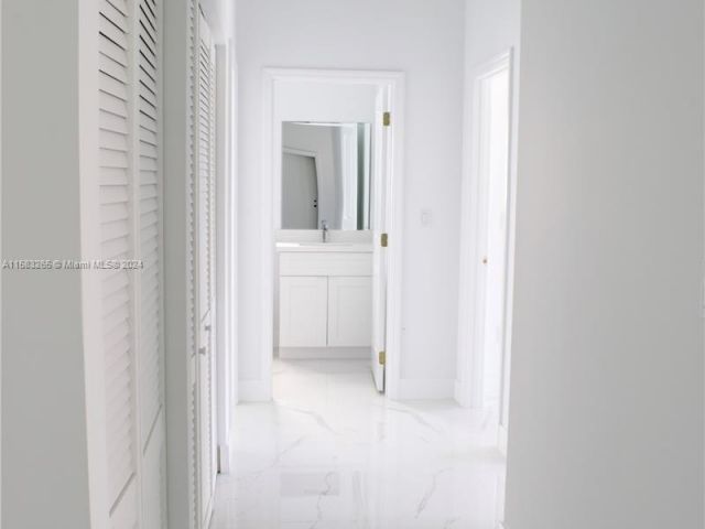 Продажа дома по адресу 1736 NW 56th St - фото 5379801