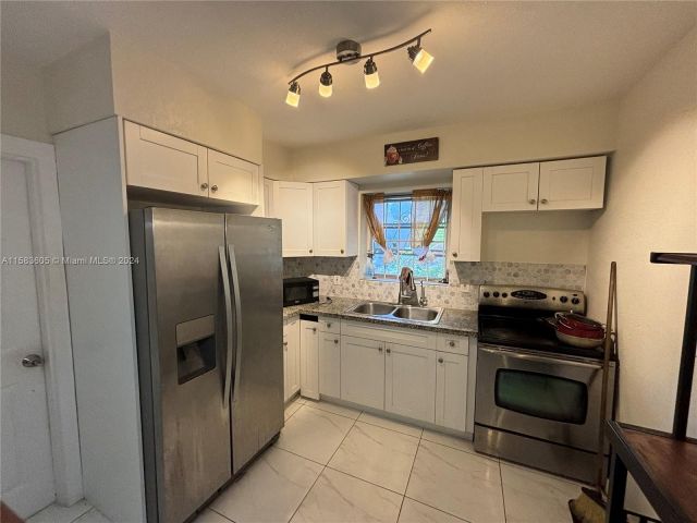 Продажа дома по адресу 1921 NW 55th St - фото 5388349