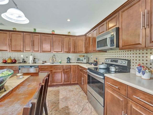 Продажа дома по адресу 341 S Biscayne River Dr - фото 5383568