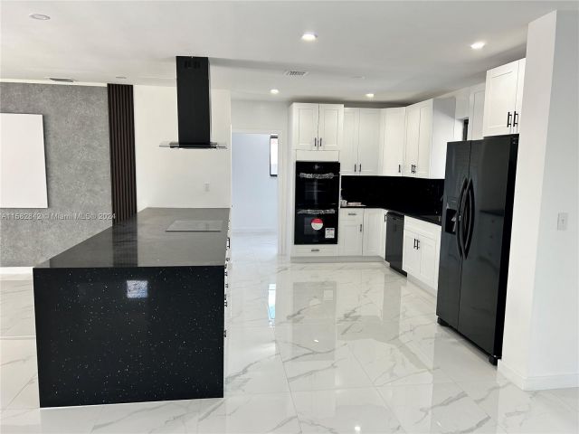 Продажа дома по адресу 1251 NW 143rd St - фото 5396155