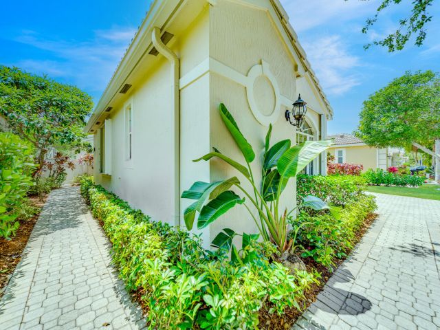 Продажа дома по адресу 6474 Colomera Drive - фото 5496145