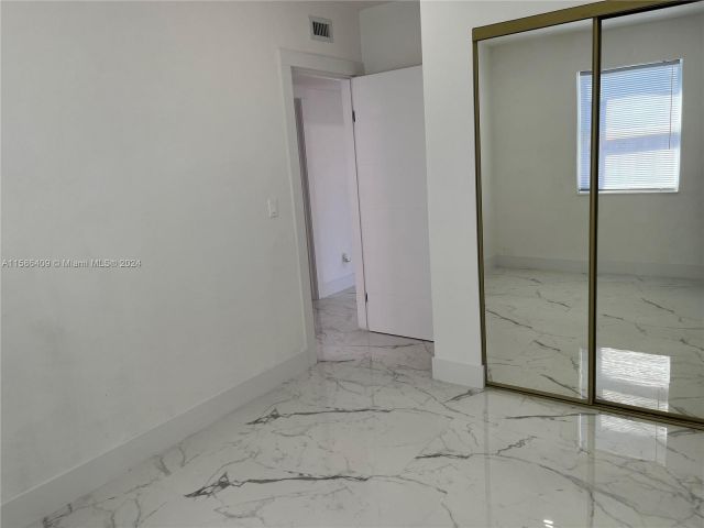 Продажа дома по адресу 5301 NE 17th Ave - фото 5407437