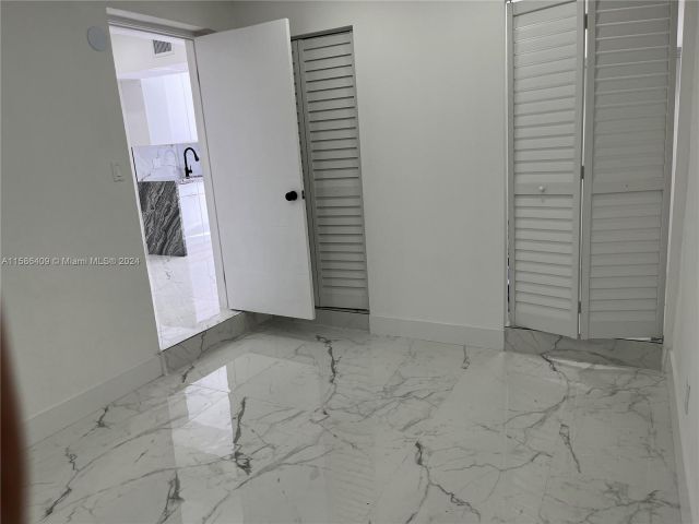 Продажа дома по адресу 5301 NE 17th Ave - фото 5407443