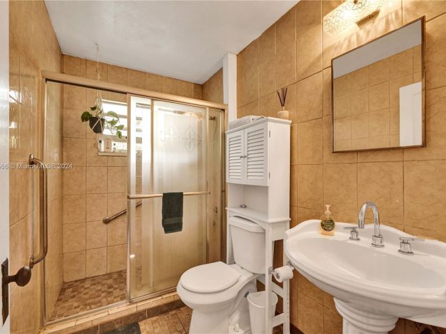 Продажа дома по адресу 259 NE 57th St - фото 5413688