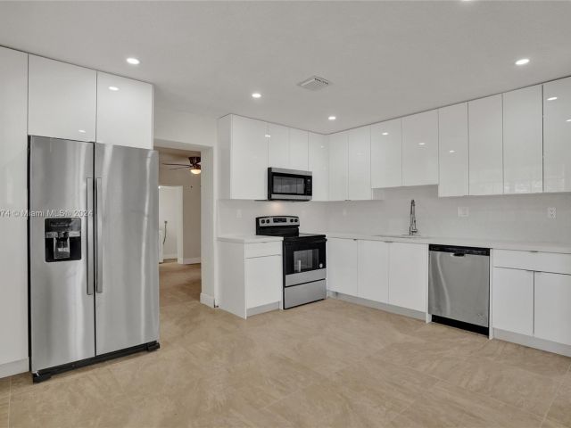 Продажа дома по адресу 601 NW 37th St - фото 5463592