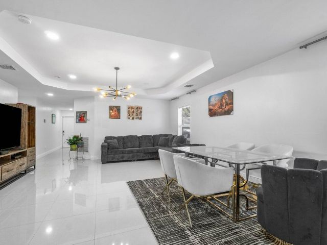 Продажа дома по адресу 625 Forest Hill Boulevard - фото 5487400