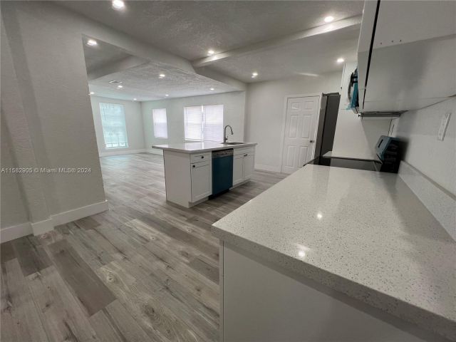 Продажа дома по адресу 1015 NW 59th St - фото 5421872